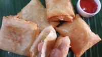 Tak melulu camilan ala Barat, ada cibay yang gurih mulur buat teman nonton film seru. Rasanya makin istimewa dengan tambahan isian sosis sapi. Yuk bikin cibay pakai resep ini. Foto: detikfood 