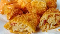 Selain risol mayo, kamu juga bisa bikin risol carbonara untuk ide camilan nonton. Penggunaan saus carbonara membuat rasanya lumer gurih. Intip yuk bahan dan cara membuatnya di sini. Foto: Dewi Nirwana 