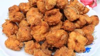 Chicken popcorn ini dijamin bikin kamu ketagihan karena rasanya mirip buatan KFC. Bahan utamanya, daging dada ayam dengan paduan tepung kering yang terdiri dari bahan-bahan di resep ini. Foto: iStock 