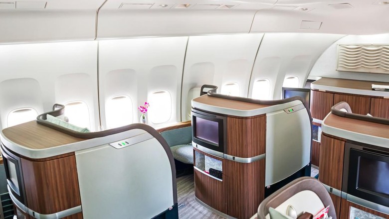 510351987 Ilustrasi kabin first class di pesawat