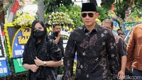 Annisa Pohan tampak mendampingi AHY melayat almarhum Hermanto Dardak.