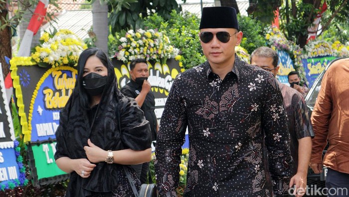 Ketum Partai Demokrat Agus Harimurti Yudhoyono dan Gubernur DKI Jakarta Anies Baswedan melayat ke rumah duka ayahanda Emil Dardak, Achmad Hermanto Dardak, Sabtu (20/8/2022).
