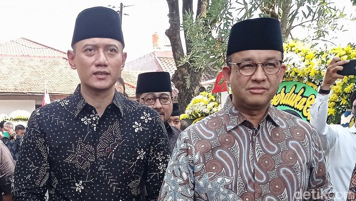 Ketum Partai Demokrat Agus Harimurti Yudhoyono dan Gubernur DKI Jakarta Anies Baswedan melayat ke rumah duka ayahanda Emil Dardak, Achmad Hermanto Dardak, Sabtu (20/8/2022).