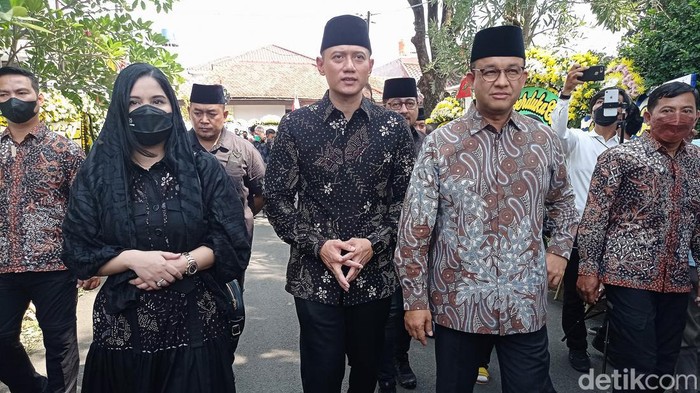 AHY dan Anies Melayat Almarhum Ayah Emil Dardak Ketum Partai Demokrat Agus Harimurti Yudhoyono dan Gubernur DKI Jakarta Anies Baswedan melayat ke rumah duka ayahanda Emil Dardak, Achmad Hermanto Dardak, Sabtu (20/8/2022).