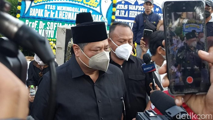 Airlangga Hartarto melayat ke kediaman almarhum Achmar Hermanto Dardak (Wildan/detikcom)