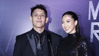 Keduanya tampil serbahitam dan seksi. Serasi sekali! Foto: Noel/detikHOT