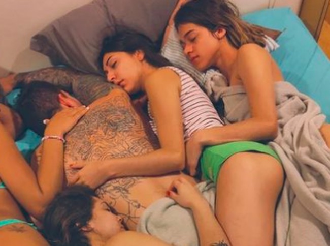 Arthur dan istri-istrinya sering tidur bersama dalam satu kasur. Kehidupan poligami Arthur tersebut dianggap menyesatkan. Foto: dok. Instagram/@arthurourso