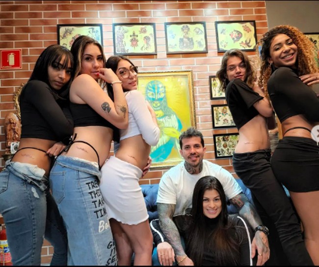 Arthur Urso telah menjadi sensasi di media sosial. Dia kerap memamerkan kehidupan liarnya di Instagram. Dia kerap berpose dengan kedelapan istrinya dengan busana yang terbuka. Foto: dok. Instagram/@arthurourso