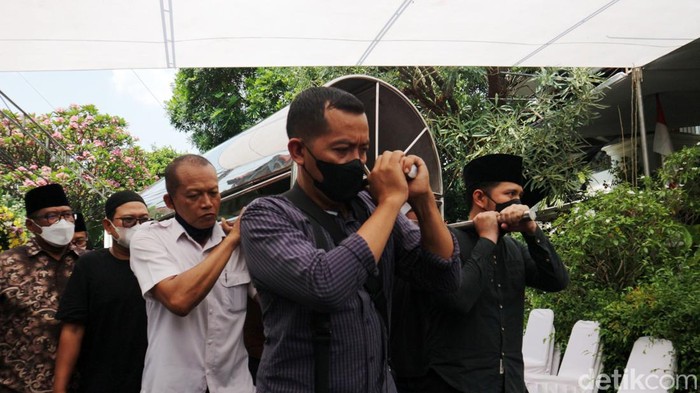 Ayah Wagub Jatim Emil Dardak, Hermanto Dardak meninggal dunia dalam kecelakaan lalu lintas di Tol Pemalang-Batang, Sabtu (20/8/2022). Saat ini jenazah sudah tiba di rumah duka Komplek Bina Marga II, Pondok Kelapa, Jakarta Timur.