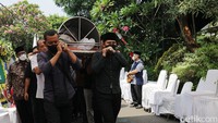 Achmad Hermanto Dardak meninggal usai kecelakaan di Tol Pemalang-Batang, Jawa Tengah. Kecelakaan maut ini diduga karena sang sopir mengantuk. 