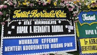 Saat ini karangan bunga duka cita sudah menghiasi rumah duka.