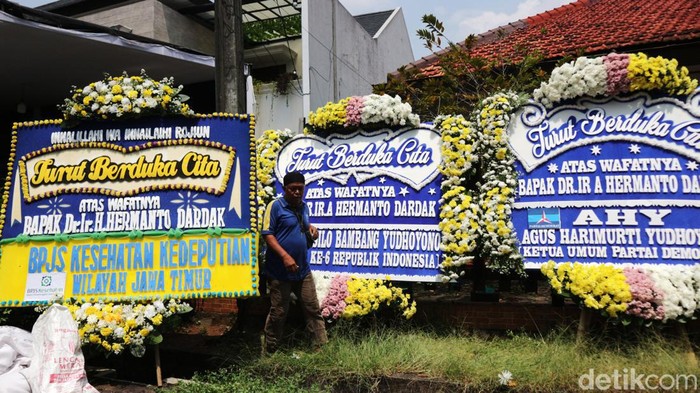 Ayah Emil Dardak Meninggal Dunia Akibat Kecelakaan di Tol Pemalang-Batang Ayah Wagub Jatim Emil Dardak, Hermanto Dardak meninggal dunia dalam kecelakaan lalu lintas di Tol Pemalang-Batang, Sabtu (20/8/2022). Saat ini jenazah sudah tiba di rumah duka Komplek Bina Marga II, Pondok Kelapa, Jakarta Timur.