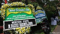 Salah satu karangan bunga dikirim oleh Menteri PUPR Basuki Hadimuljono.