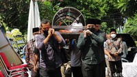 Jenazah ayah Wagub Jatim Emil Dardak, Hermanto Dardak tiba di rumah duka Komplek Bina Marga II, Pondok Kelapa, Jakarta Timur, Sabtu (20/8/2022).