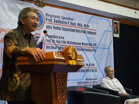 Ayah Wakil Gubernur Jawa Timur Emil Dardak, Achmad Hermanto Dardak, saat menghadiri acara kampus Universitas Semarang (USM) pada Jumat (19/8/2022).