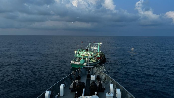 Bakamla menangkap kapal berbendera Vietnam yang sedang mencuri ikan di perairan Natuna Utara. Sebanyak 17 ABK di kapal tersebut diamankan. (dok Bakamla) Bakamla menangkap kapal berbendera Vietnam yang sedang mencuri ikan di perairan Natuna Utara. Sebanyak 17 ABK di kapal tersebut diamankan. (dok Bakamla)
