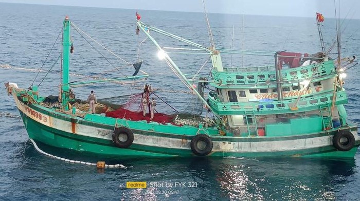 Bakamla menangkap kapal berbendera Vietnam yang sedang mencuri ikan di perairan Natuna Utara. Sebanyak 17 ABK di kapal tersebut diamankan. (dok Bakamla)