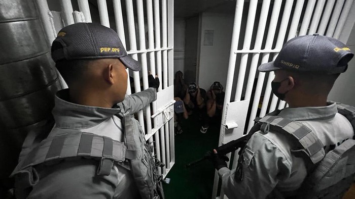 Bakamla menangkap kapal berbendera Vietnam yang sedang mencuri ikan di perairan Natuna Utara. Sebanyak 17 ABK di kapal tersebut diamankan. (dok Bakamla) Bakamla menangkap kapal berbendera Vietnam yang sedang mencuri ikan di perairan Natuna Utara. Sebanyak 17 ABK di kapal tersebut diamankan. (dok Bakamla)