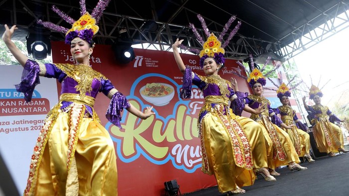 Bangkit dan Lestarikan UMKM Kuliner Nusantara Kekayaan dan keragaman budaya Nusantara khususnya kuliner harus dilestarikan. UMKM kuliner dari berbagai daerah inilah yang memikat wisatawan. Seperti ini salah satunya.