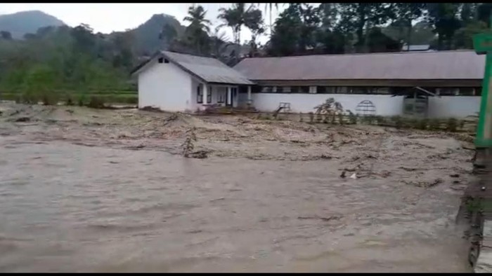 Banjir bandang terjang Mamasa, Sulbar.