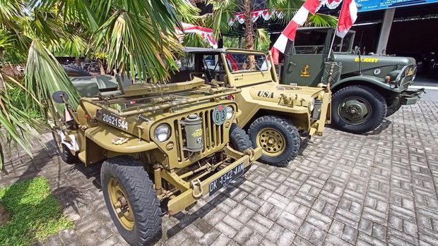 Beberapa koleksi mobil Jeep Willys milik I Ketut Seraya di Tabanan, Bali.