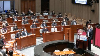 Para anggota parlemen tampak antusias mendengarkan pidato dari sang pendiri Microsoft. Foto: Getty Images