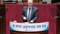 Ternyata pada saat Bill Gates baru berusia 15 tahun, dia pernah ketahuan meretas komputer perusahaan besar. Lalu, sebagai akibatnya dia terpaksa berhenti menggunakan komputer selama satu tahun penuh.