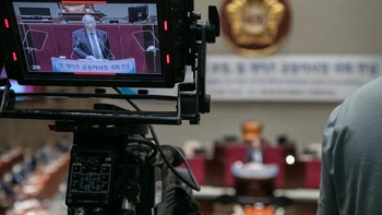 Kamera sigap merekam pidato Bill Gates. Foto: Getty Images