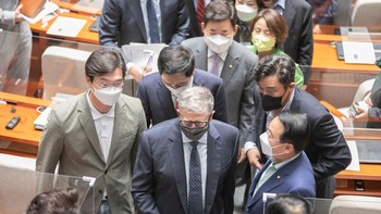 Bill Gates langsung dikerubungi anggota parlemen usai pidato layaknya bintang film. Foto: Getty Images