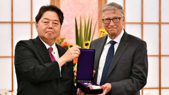 Di Jepang, Bill Gates antara lain menemui Menteri Luar Negeri Yoshimasa Hayashi. Foto: Getty Images