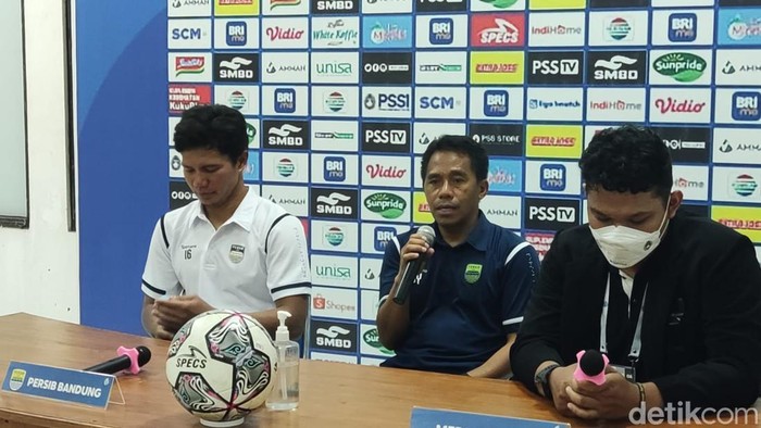 Caretaker Persib Bandung, Budiman (tengah) saat jumpa pers seusai pertandingan lawan PSS Sleman, Jumat (19/8/2022).