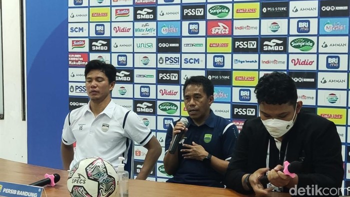 Caretaker Persib Bandung, Budiman (tengah) saat jumpa pers seusai pertandingan lawan PSS Sleman, Jumat (19/8/2022).