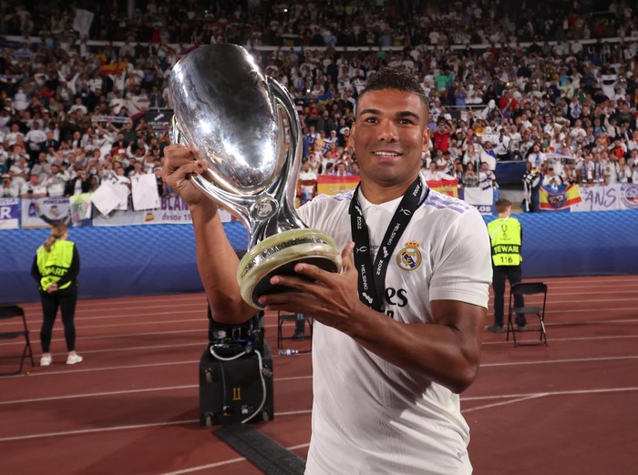 HELSINKI, FINLAND - AUGUST 10: Casemiro of Real Madrid celebrates with the UEFA Super Cup trophy after the final whistle of the UEFA Super Cup Final 2022 between Real Madrid CF and Eintracht Frankfurt at Helsinki Olympic Stadium on August 10, 2022 in Helsinki, Finland. (Photo by Alex Grimm/Getty Images )
