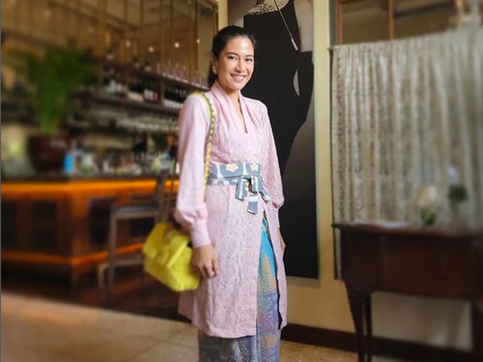 Gaya Dian Sastrowardoyo Pakai Kebaya Klasik Gaya Dian Sastrowardoyo Pakai Kebaya Klasik