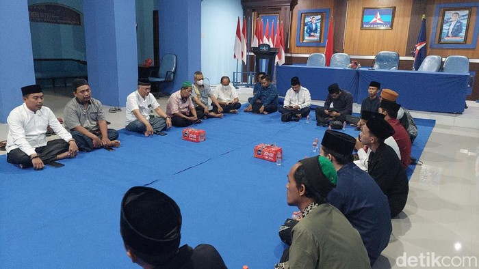 DPD Demokrat Jatim menggelar tahlil untuk ayah Ketua DPD Demokrat Jatim Emil Dardak