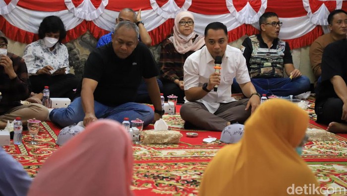 Eri Cahyadi, Wali Kota Surabaya saat menerima sambatan warga