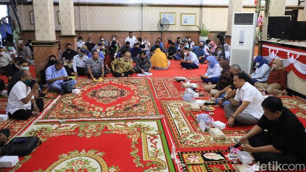 Eri Cahyadi, Wali Kota Surabaya saat menerima sambatan warga