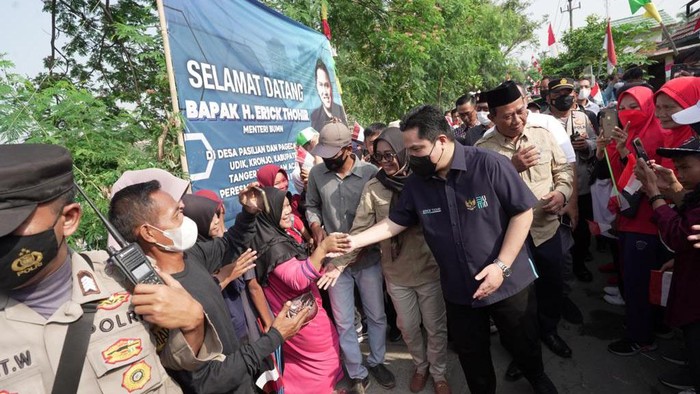 Menteri BUMN Erick Thohir meresmikan Jembatan Kimarpu di Pagedangan Udik, Kronjo, Kabupaten Tangerang, Banten, Sabtu (20/8) pagi. Peresmian jembatan itu disambut antusias oleh warga sekitar Kecamatan Kronjo.