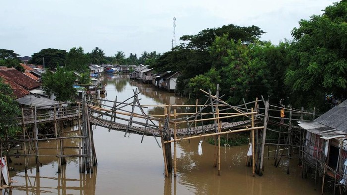 Menteri BUMN Erick Thohir meresmikan Jembatan Kimarpu di Pagedangan Udik, Kronjo, Kabupaten Tangerang, Banten, Sabtu (20/8) pagi. Peresmian jembatan itu disambut antusias oleh warga sekitar Kecamatan Kronjo.