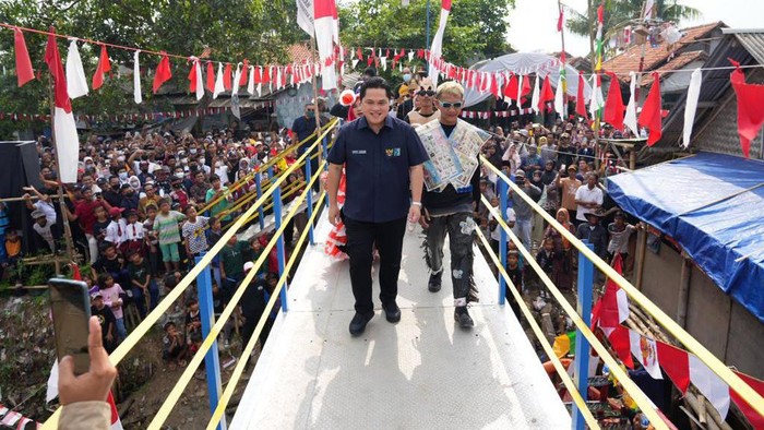 Menteri BUMN Erick Thohir meresmikan Jembatan Kimarpu di Pagedangan Udik, Kronjo, Kabupaten Tangerang, Banten, Sabtu (20/8) pagi. Peresmian jembatan itu disambut antusias oleh warga sekitar Kecamatan Kronjo.