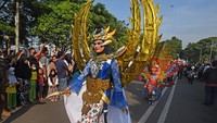 Sejumlah model memperagakan busana tradisional kontemporer di acara fashion jalanan.