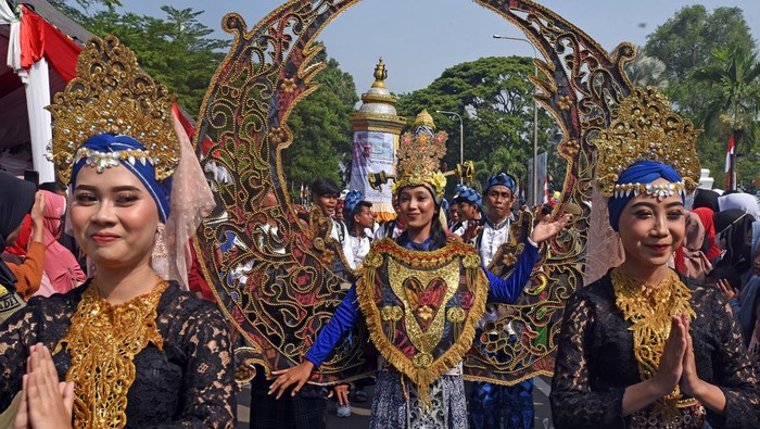 Sejumlah model memeragakan busana tradisional kontemporer saat acara Fashion Jalanan di Alun-alun Serang, Banten, Sabtu (20/8/2022). Acara tersebut digelar untuk memeriahkan peringatan HUT Kemerdekaan RI ke-77 sekaligus HUT Kota Serang ke-15 guna menggali dan mengembangkan ide-ide kreatif generasi milenial. ANTARA FOTO/Asep Fathulrahman/foc.