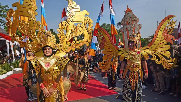 Sejumlah model memeragakan busana tradisional kontemporer saat acara Fashion Jalanan di Alun-alun Serang, Banten, Sabtu (20/8/2022). Acara tersebut digelar untuk memeriahkan peringatan HUT Kemerdekaan RI ke-77 sekaligus HUT Kota Serang ke-15 guna menggali dan mengembangkan ide-ide kreatif generasi milenial. ANTARA FOTO/Asep Fathulrahman/foc.