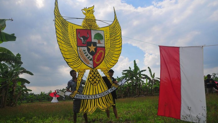 FESTIVAL LAYANG-LAYANG DI KUDUS Peserta bersiap menerbangkan layang-layang saat festival layang-layang di Desa Undaan Kidul, Kudus, Jawa Tengah, Jumat (19/8/2022). Festival layang-layang bertema merah putih yang diikuti 150 peserta dari Jawa Tengah dan Jawa Timur itu untuk merayakan HUT Ke-77 RI sekaligus upaya melestarikan permainan tradisional. ANTARA FOTO/Yusuf Nugroho/aww.