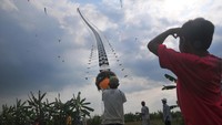 Festival ini diikuti mulai dari anak-anak, remaja, hingga dewasa. Ribuan warga pun turut menyaksikan warna warni layangan di langit Desa Undaan Kidul tersebut.