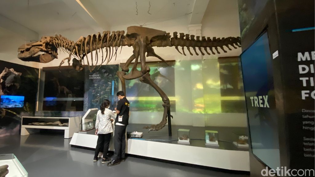 Fosil replika T-Rex di Museum Geologi, Kota Bandung