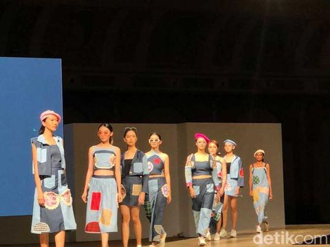 Foto Adriana Chloe Pramono, desainer termuda usia 10 tahun yang menampilkan hasil karyanya di Jogja Fashion Week 2022.
