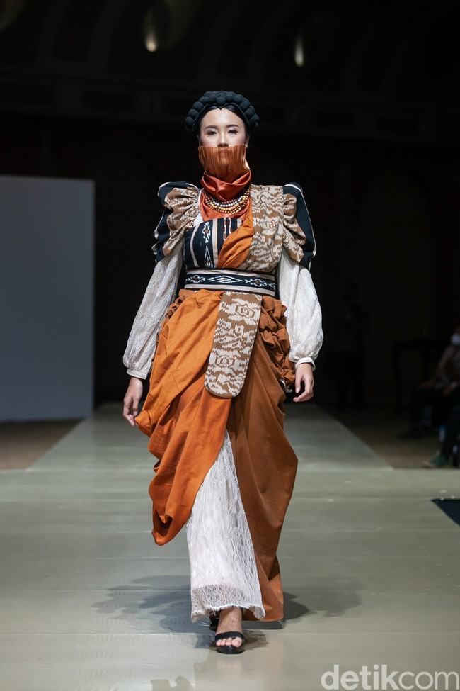 Konsep Labuan Bajo diadaptasi oleh desainer Mia Ridwan, Iffah M. Dewi, dan Hendri Budiman. Selanjutnya tema Danau Toba dihadirkan desainer Afif Syakur, Astuti Arindra, dan Yuliana Fitri. Terakhir tema Borobudur menjadi inspirasi koleksi Dedi Delmora, Wening Angga, dan Luffi Luv. Foto: Ajiwara Photography.