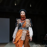 Konsep Labuan Bajo diadaptasi oleh desainer Mia Ridwan, Iffah M. Dewi, dan Hendri Budiman. Selanjutnya tema Danau Toba dihadirkan desainer Afif Syakur, Astuti Arindra, dan Yuliana Fitri. Terakhir tema Borobudur menjadi inspirasi koleksi Dedi Delmora, Wening Angga, dan Luffi Luv. Foto: Ajiwara Photography.