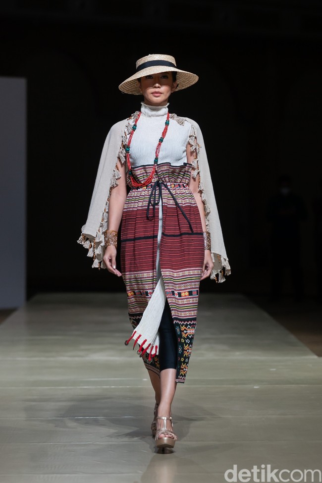 Hari pertama gelaran Jogja Fashion Week 2022 menampilkan koleksi berdasarkan lokasi wisata yang ada di Indonesia. Desainer Dewi Roesdi, Melati Soedarwo dan Neni R. Mandalika mengusung tema Likupang pada koleksinya. Sedangkan desainer Phillip, Lia Mustafa dan Lanny Amborowati mengangkat tema wilayah Mandalika. Foto: Ajiwara Photography.